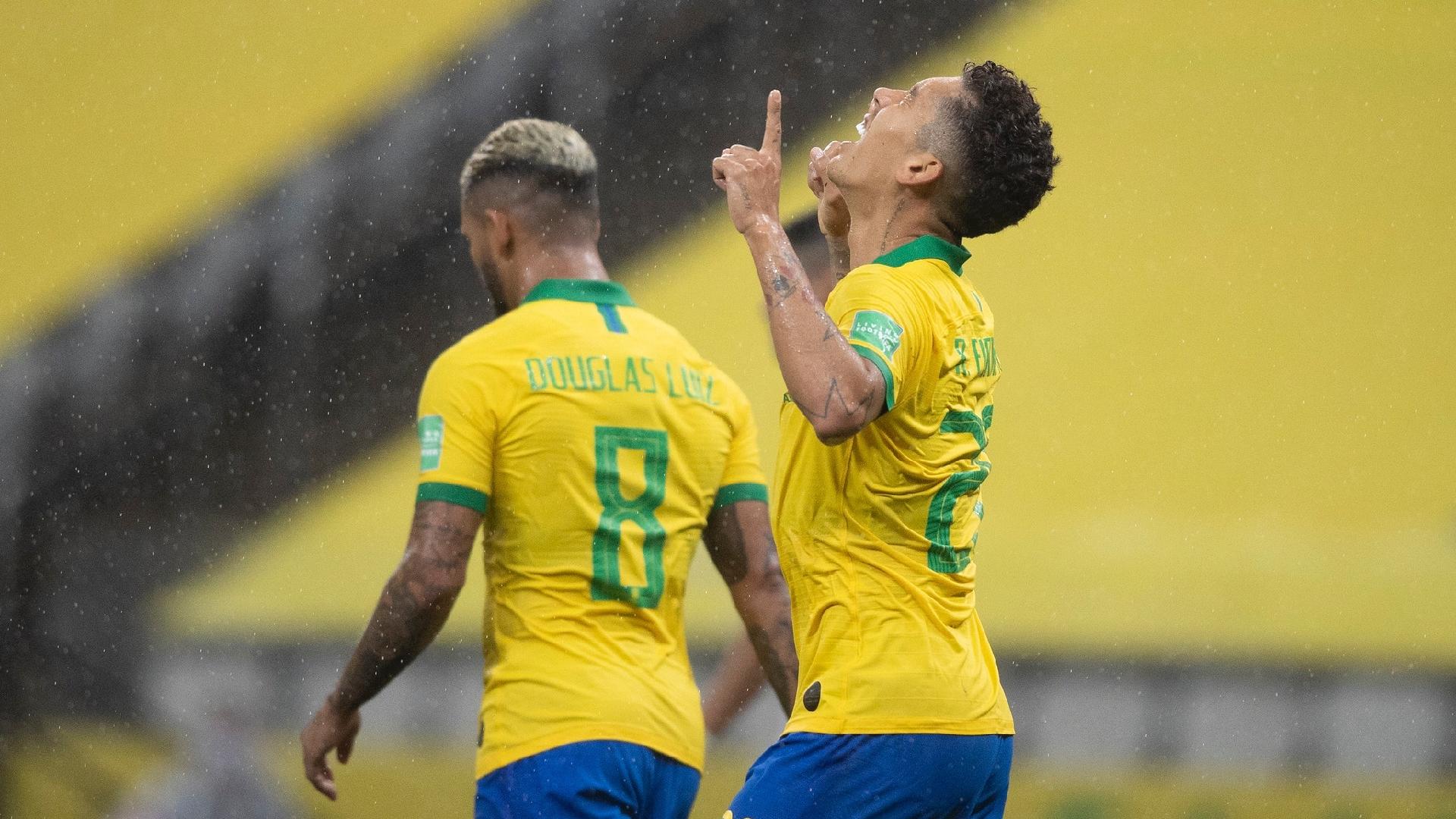 Roberto Firmino comemora gol marcado para a seleção brasileira contra a Bolívia