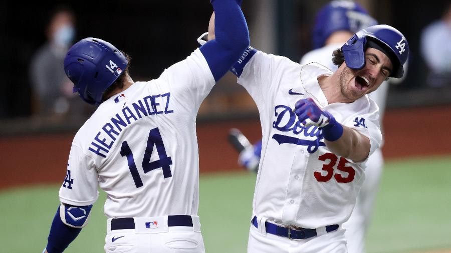 Cody Bellinger, do Los Angeles Dodgers, se lesionou em comemoração com Kiké Hernández - Tom Pennington/Getty Images