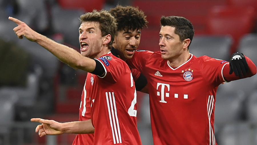 Jogadores do Bayern celebram primeiro gol diante do Red Bull Salzburg - CHRISTOF STACHE/AFP