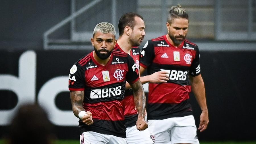 Gabigol comemora gol do Flamengo contra o Palmeiras, ao lado de Diego e Everton Ribeiro - Andre Borges/AGIF