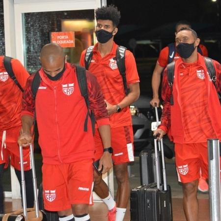 Jogadores do CRB ficaram sabendo do adiamento após desembarcarem em Goiás - Maxwell Oliveira/CRB
