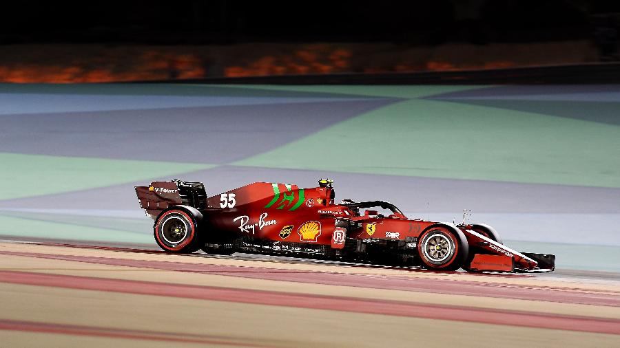 Carlos Sainz foi o piloto mais veloz da Ferrari no primeiro dia de treinos livres no Bahrein - Divulgação/Ferrari
