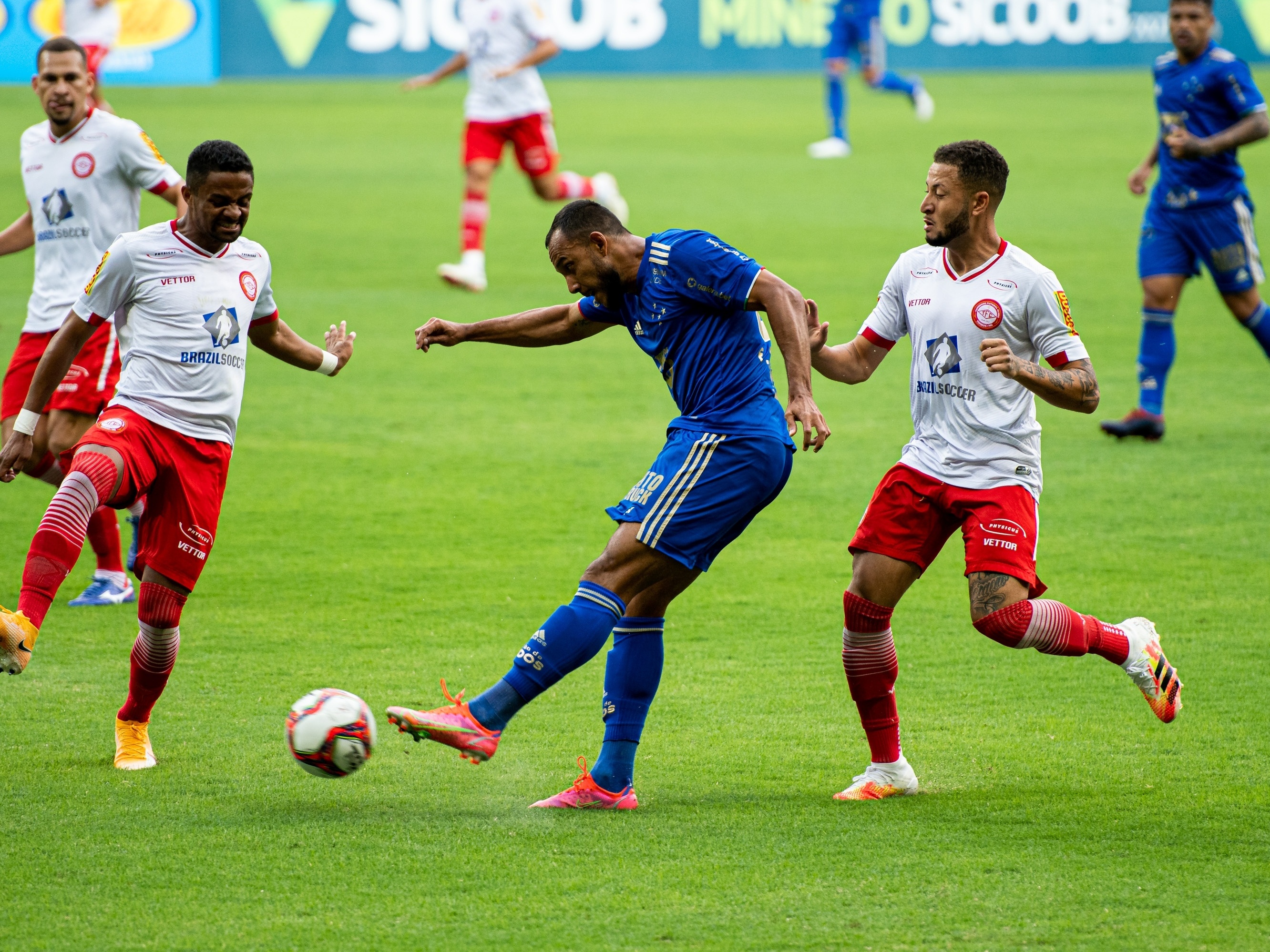 Cruzeiro vence Tombense e continua líder do Campeonato Mineiro