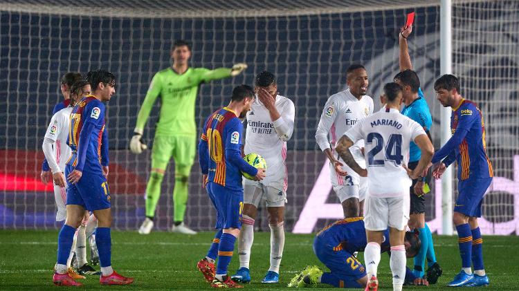 Casemiro recebe cartão vermelho após falta em Mingueza nos minutos finais do clássico - Diego Souto/Quality Sport Images/Getty Images - Diego Souto/Quality Sport Images/Getty Images