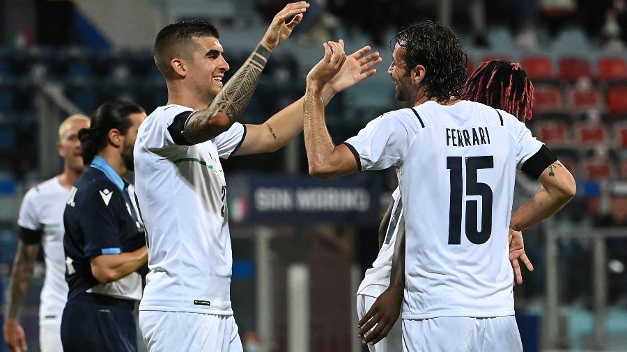 Jogadores da Itália comemoram o gol de Ferrari contra San Marino - ANDREAS SOLARO/AFP