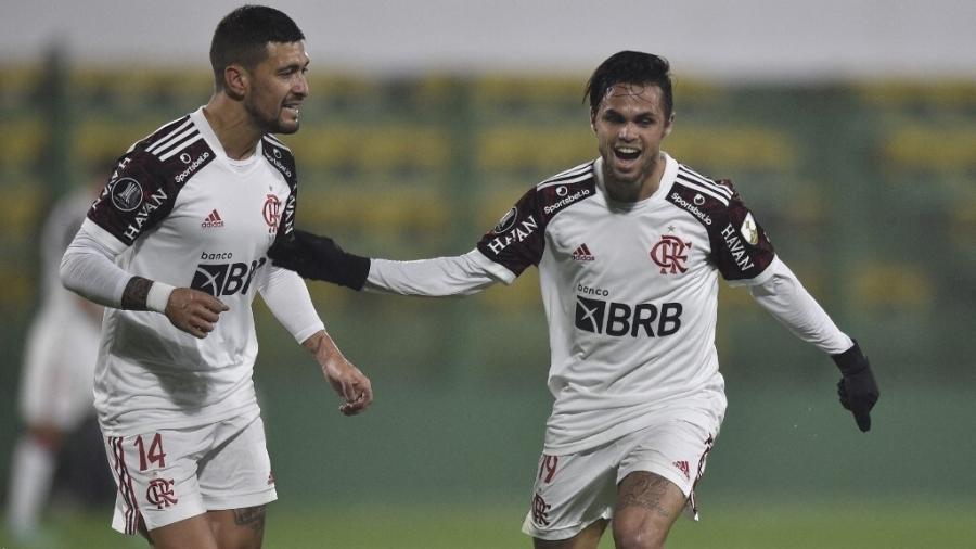 Michael comemora com Arrascaeta seu gol marcado na partida do Flamengo contra o Defensa y Justicia, pela ida das oitavas da Libertadores 2021. - Staff Images/Conmebol