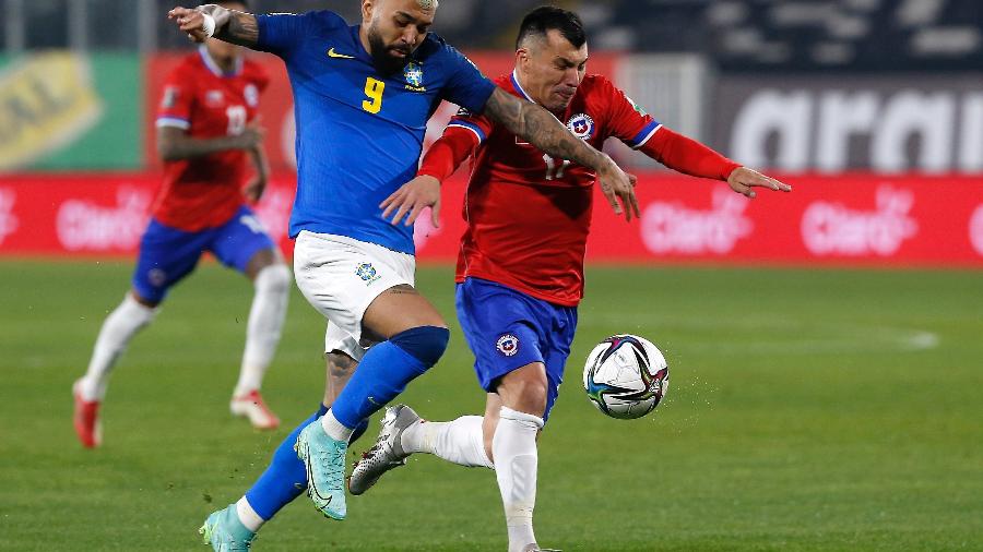 Gabigol e Medel disputam lance em Chile x Brasil nas Eliminatórias - Getty Images