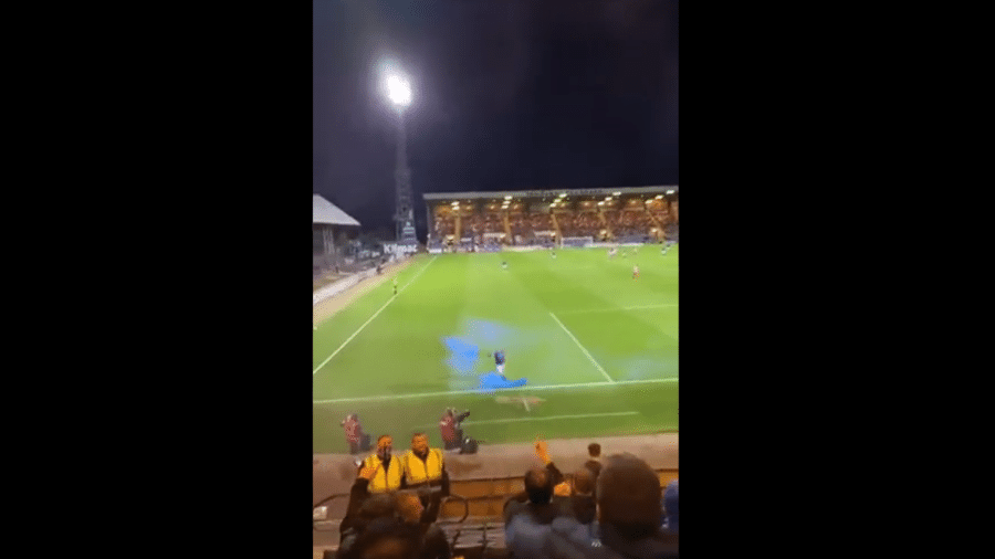 Leigh Griffiths, atacante do Dundee FC chutou um sinalizador atirado no campo de volta à arquibancada - Reprodução/Twitter