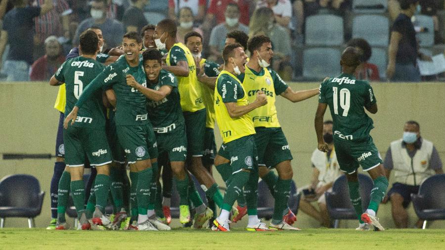 Jogadores do Palmeiras comemoram gol contra o São Paulo pela Copinha - Diogo Reis/AGIF