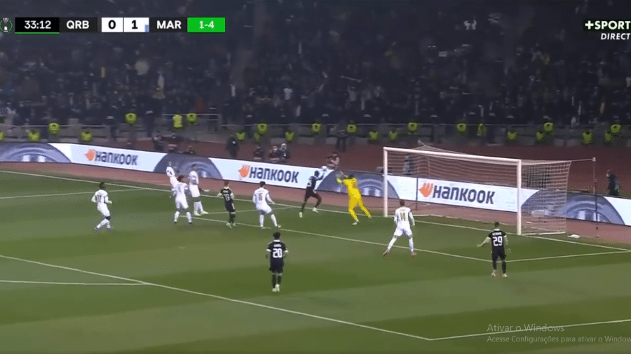 Jogador do Qarabag faz gol "mão de Deus" - Reprodução web: // Twitter