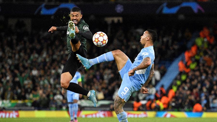 Gabriel Jesus divide bola com Bruno Tabata em Manchester City x Sporting pela Liga dos Camopeões - OLI SCARFF/AFP
