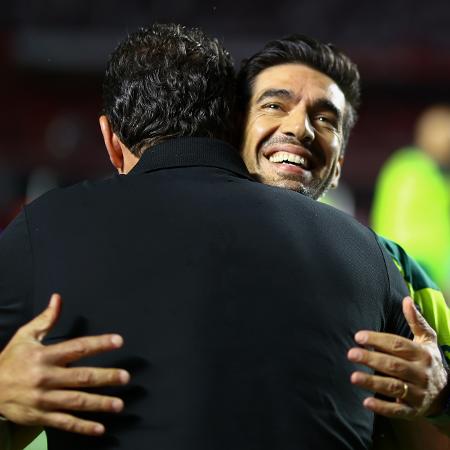 Abel Ferreira abraça Rogério Ceni antes de um duelo entre São Paulo e Palmeiras, no Morumbi - Marcello Zambrana/AGIF