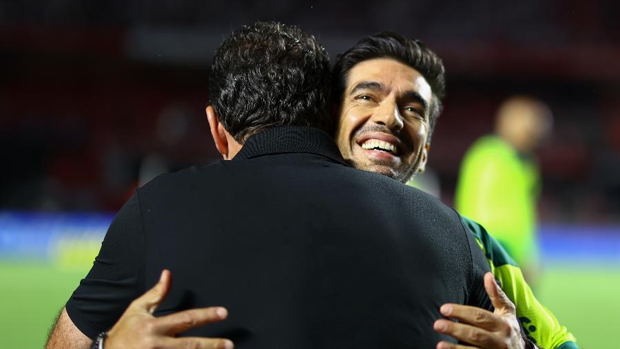 Abel Ferreira abraça Rogério Ceni antes do duelo entre São Paulo e Palmeiras, no Morumbi - Marcello Zambrana/AGIF