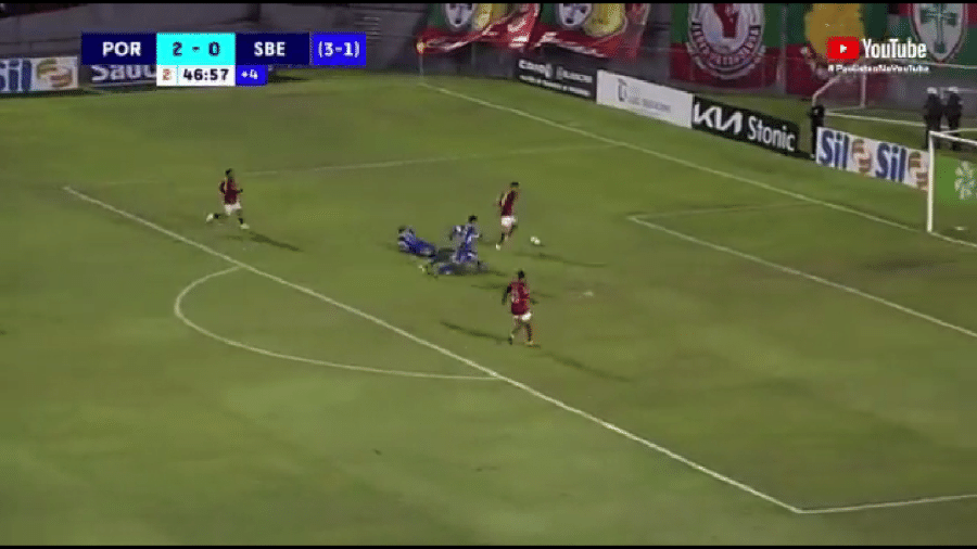 Eduardo Diniz perde gol sem goleiro durante Portuguesa x São Bento - Reprodução/YouTube