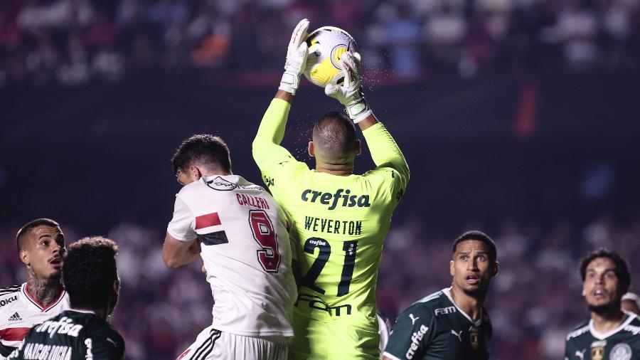 Calleri disputa bola com Weverton em São Paulo x Palmeiras, pela Copa do Brasil - Ettore Chiereguini/AGIF