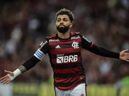 Gabigol bate bola com mascote do Orlando Magic e ganha camisa 10