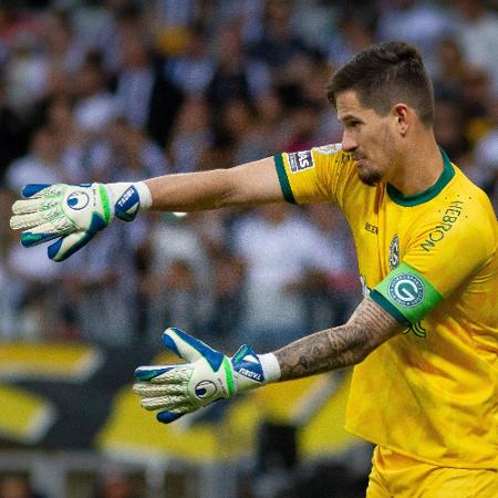 Tadeu, goleiro do Goiás, orienta jogadores na partida contra o Atlético-MG