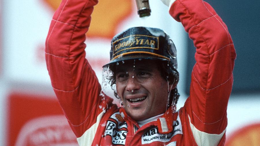 Ayrton Senna comemora vitória no GP do Brasil de 1993 - Paul-Henri Cahier/Getty Images