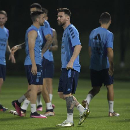 Lionel Messi, durante treino no Qatar; Brasil e Argentina podem se enfrentar nas semifinais da Copa do Mundo - JUAN MABROMATA / AFP