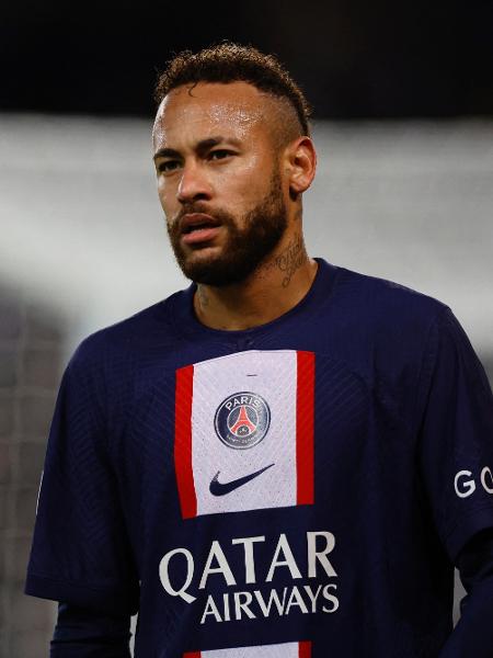Neymar foi expulso ao levar o segundo cartão amarelo por simular pênalti na partida do PSG contra o Strasbourg - Sarah Meyssonnier/Reuters