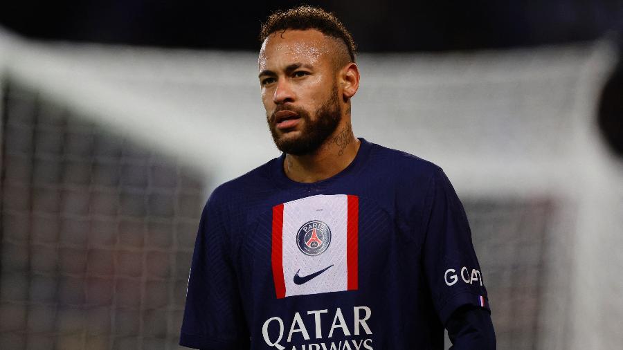 Neymar foi expulso ao levar o segundo cartão amarelo por simular pênalti na partida do PSG contra o Strasbourg - Sarah Meyssonnier/Reuters