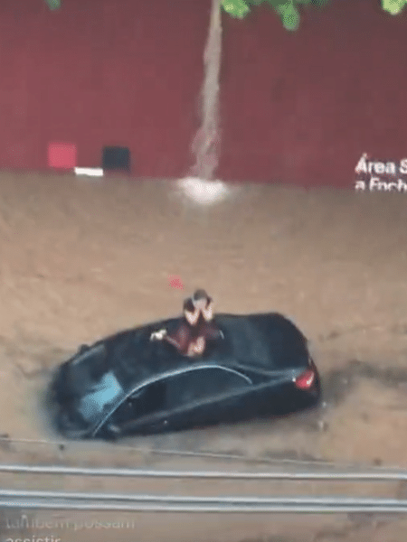 Alagamento na rua do estádio do Morumbi obrigou mulher a nadar para se salvar - Reprodução/Instagram