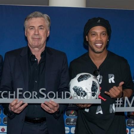 O técnico Carlo Ancelotti e o ex-jogador Ronaldinho Gaúcho em evento em 2018, na Suíça - Robert Hradil/Getty