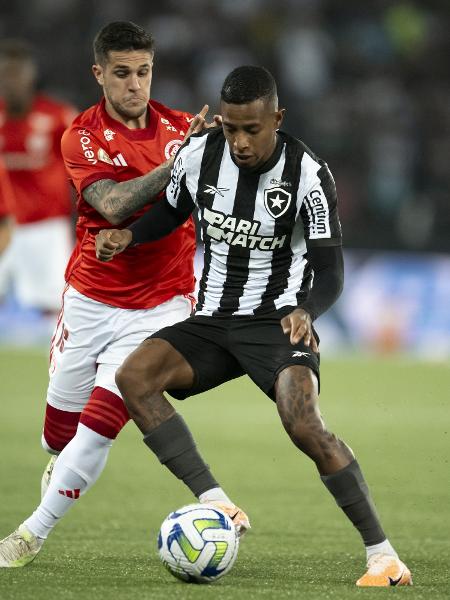 Tchê Tchê em ação durante Botafogo x Inter, jogo do Campeonato Brasileiro