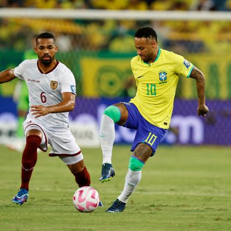 Neymar em ação no jogo do Brasil contra a Venezuela, pelas Eliminatórias