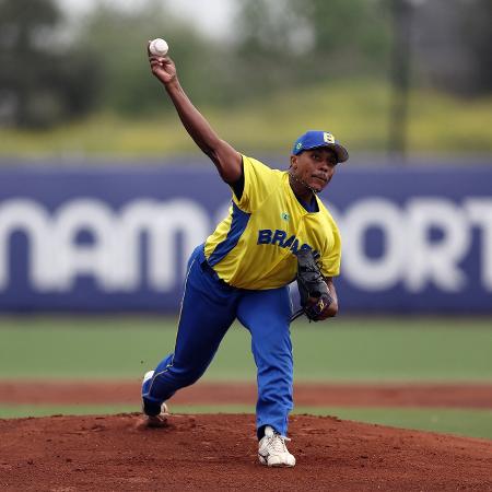 O arremessador Felipe Natel, do Brasil, em ação na final do beisebol no Pan 2023