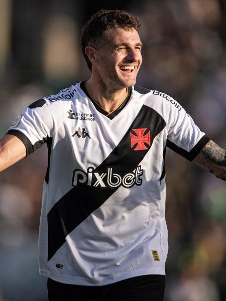 Vegetti comemora gol pelo Vasco em partida com o Goiás