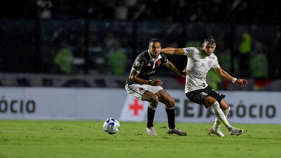 Jair, do Vasco, e Romero, do Corinthians, disputam a bola em jogo do Campeonato Brasileiro