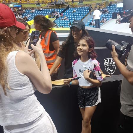 Rayssa Leal com Helena durante o evento do Super Crown - Júlia Castanha/UOL