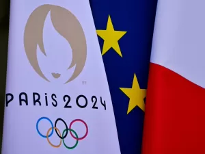 França inicia período de forte segurança com chegada de tocha olímpica