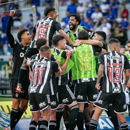 Jogadores do Atlético-MG comemoram gol contra o Cruzeiro na final do Mineiro