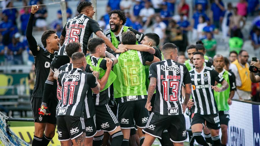Jogadores do Atlético-MG comemoram gol contra o Cruzeiro na final do Mineiro