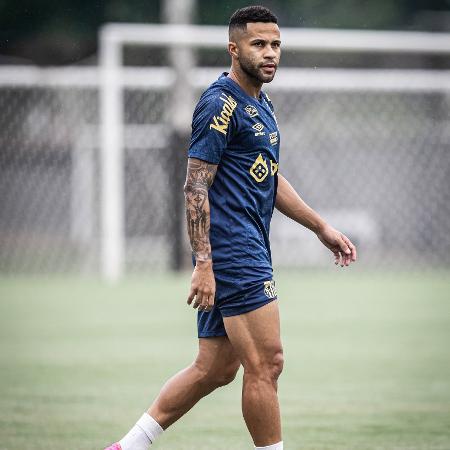 Serginho, reforço do Santos, em treino no CT Rei Pelé