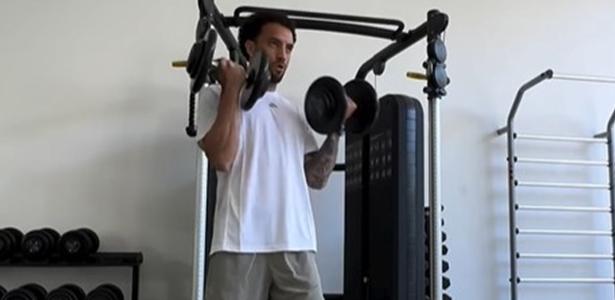 Felipe Anderson se prepara em vídeo antes de se juntar ao Palmeiras.