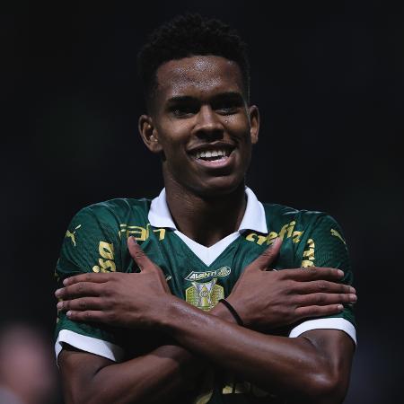 Estêvão comemora gol marcado pelo Palmeiras contra o Juventude, pelo Campeonato Brasileiro