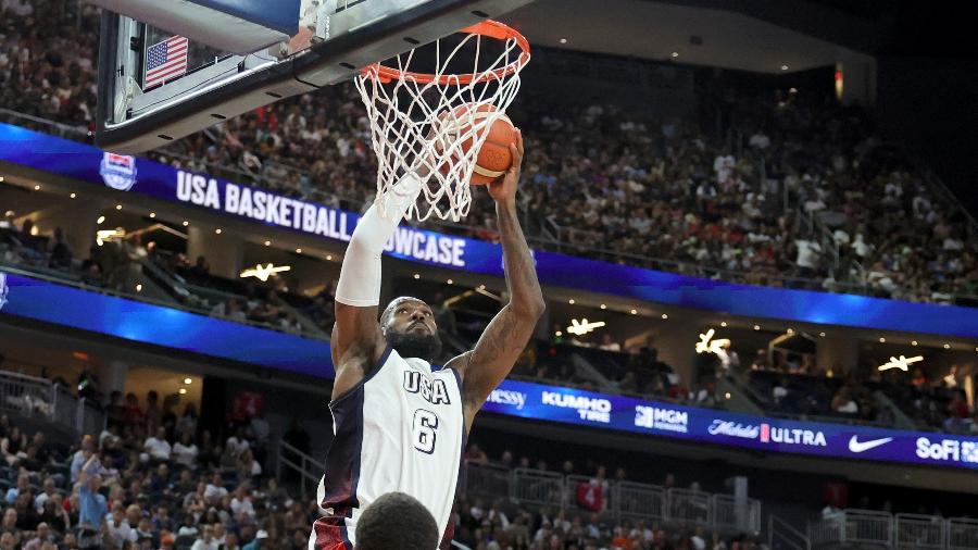 LeBron James pontuando na vitória dos EUA sobre o Canadá em amistoso