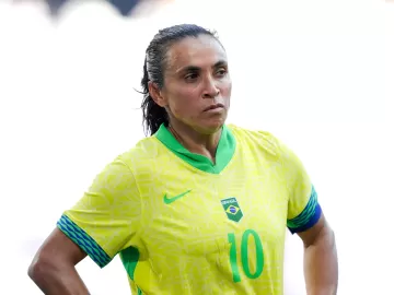 Marta é expulsa, Brasil perde para Espanha, mas avança às quartas de final