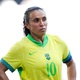 Marta é expulsa, Brasil perde para Espanha, mas avança às quartas de final