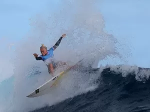 Tati Weston-Webb bate espanhola, e surfe feminino pode ter semi brasileira