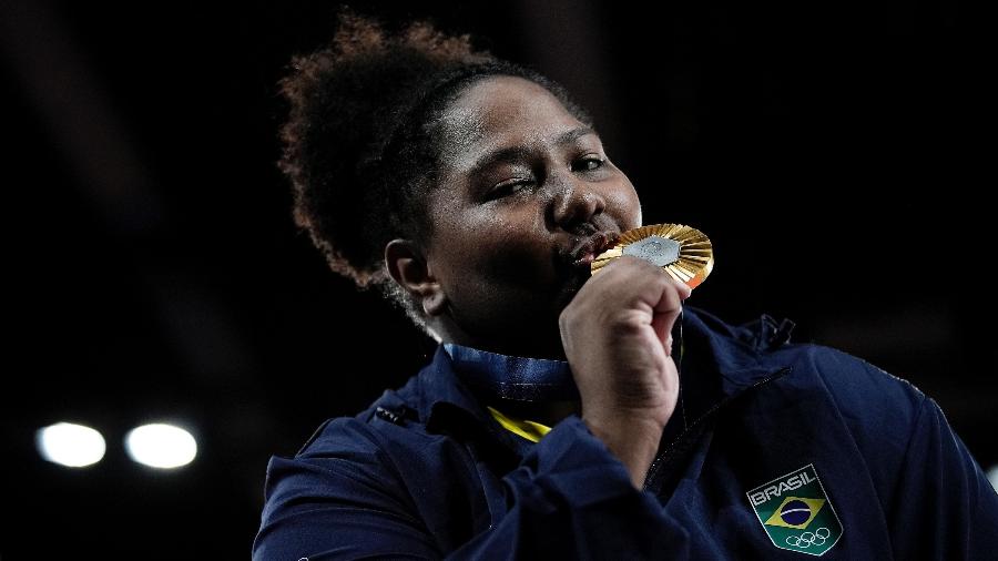 Bia Souza recebe a medalha de ouro no judô das Olimpíadas