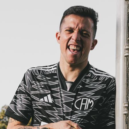 Bernard posa com nova camisa do Atlético-MG; traje é produzido pela Adidas