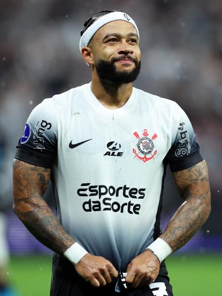 Memphis Depay, do Corinthians, em ação durante jogo contra o Racing pela Sul-Americana