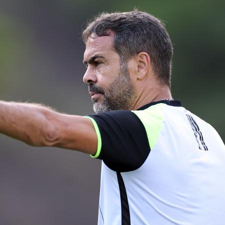 O técnico Artur Jorge durante treinamento da equipe do Botafogo. - Vitor Silva/Botafogo