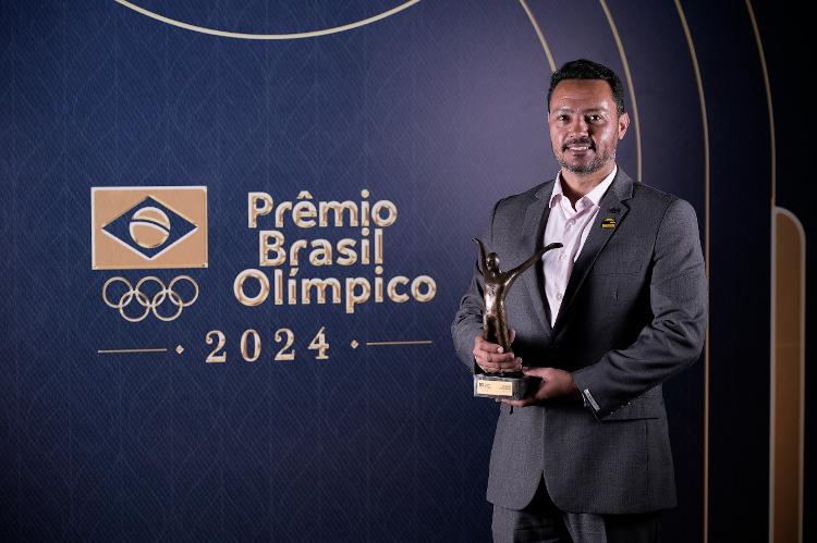 Francisco Porath com o Prêmio de Melhor Treinador Individual Francisco Porath com o Prêmio de Melhor Treinador Individual