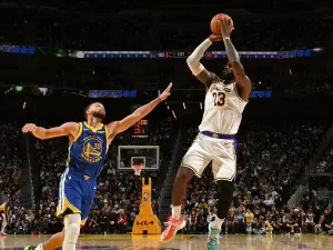 Natal na NBA: Lebron supera Curry em vitória do Lackers; Celtics perdem 