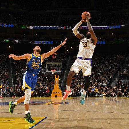 Lebron James, do Los Angeles Lakers, disputa com Stephen Curry, do Golden State Warriors